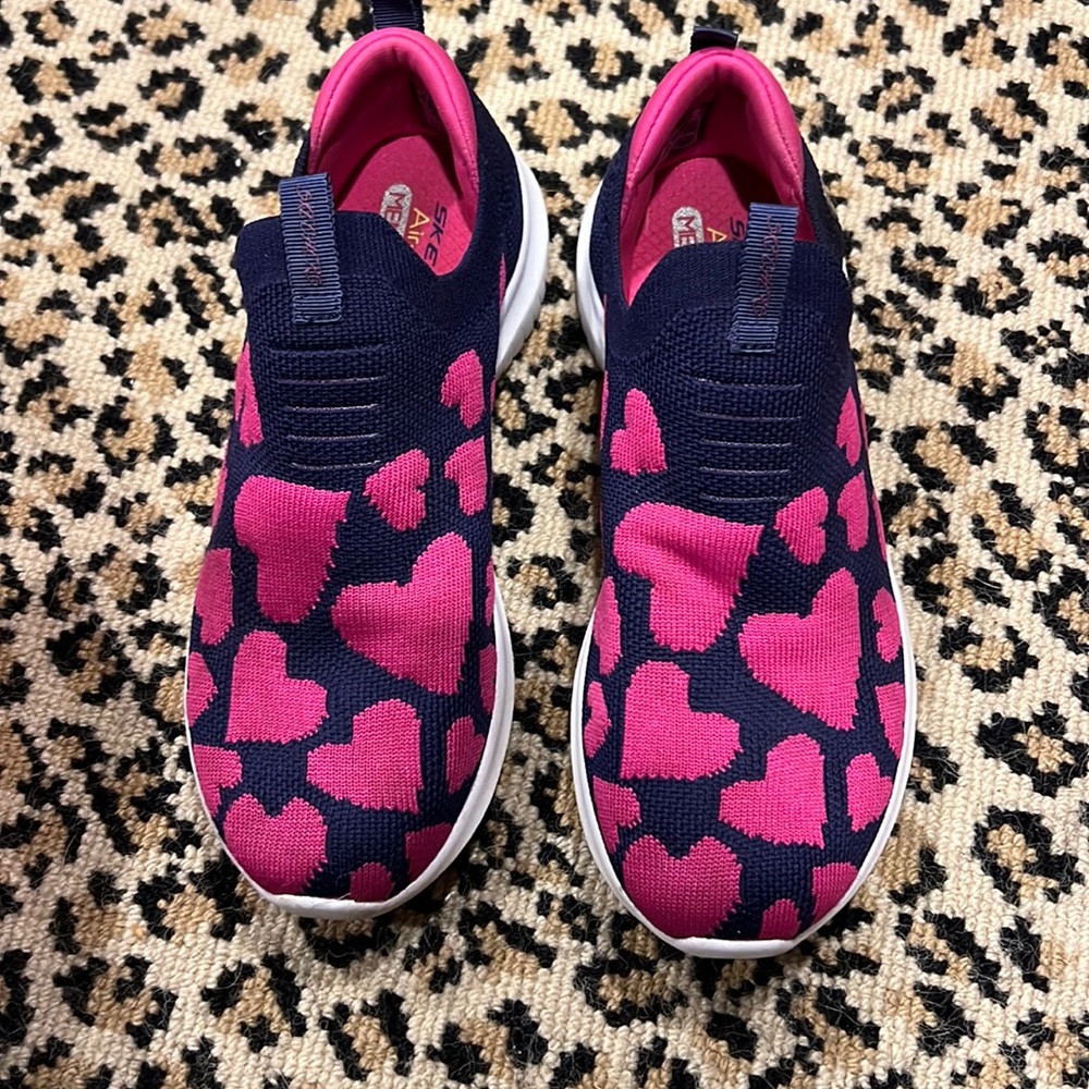 Sketchers big girls size 3 memory foam with pink hearts